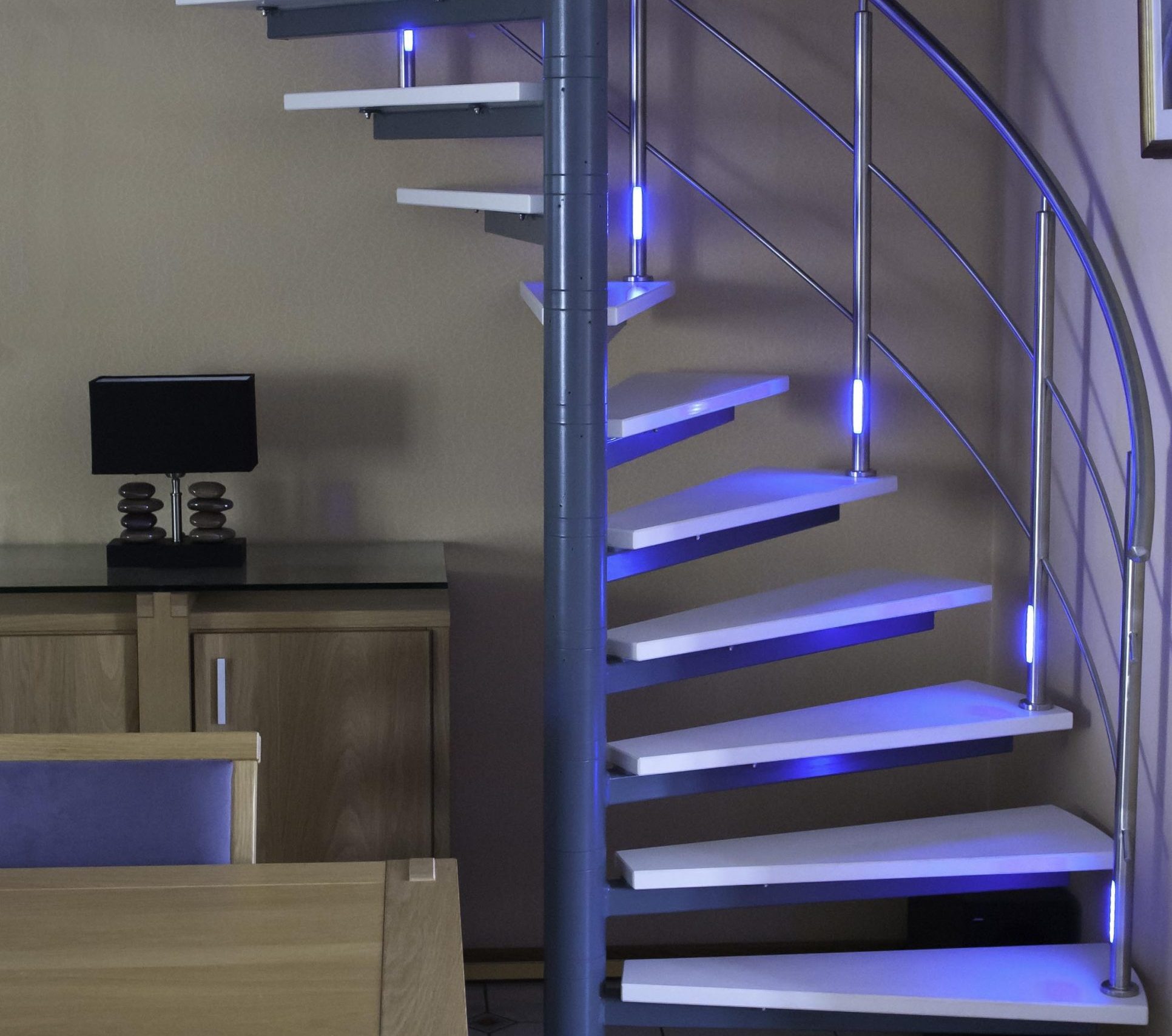 Spiltrapleuning op maat. In RVS, zwart gecoat of met ledverlichting!