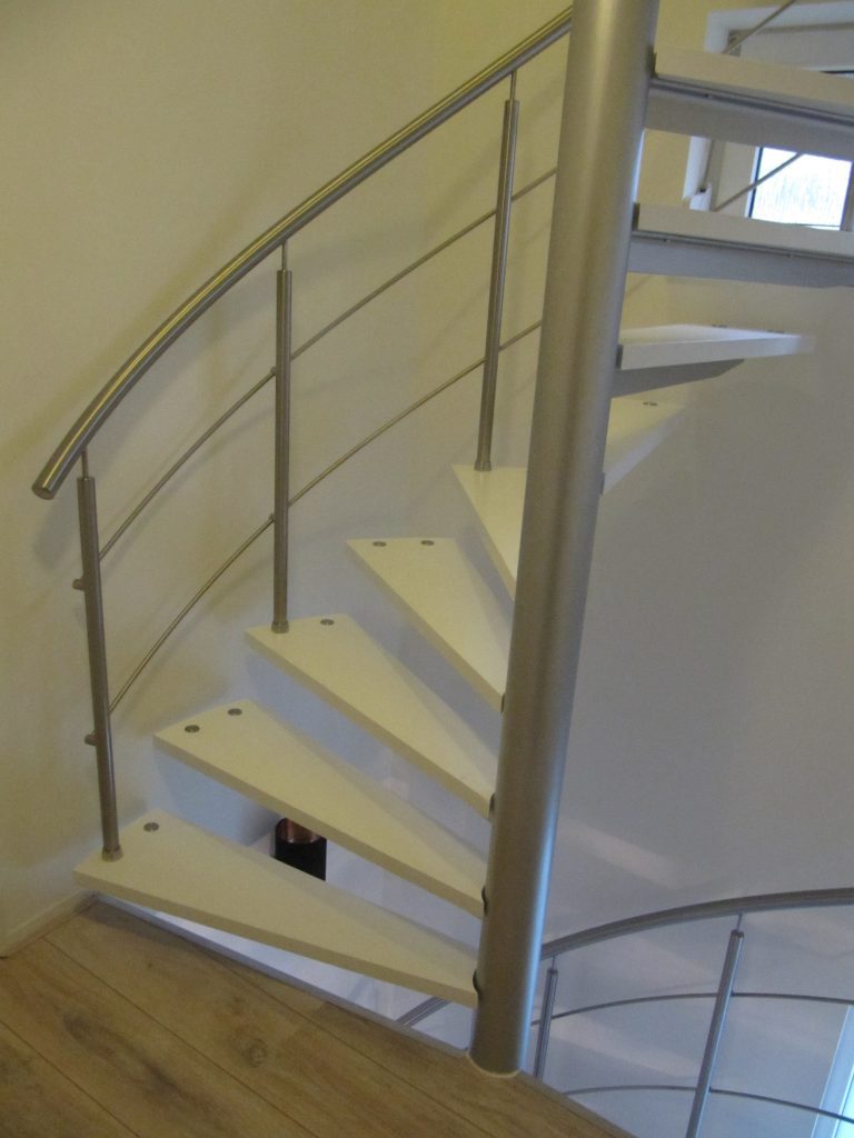 RVS-spiltrapleuning-met-knieregels