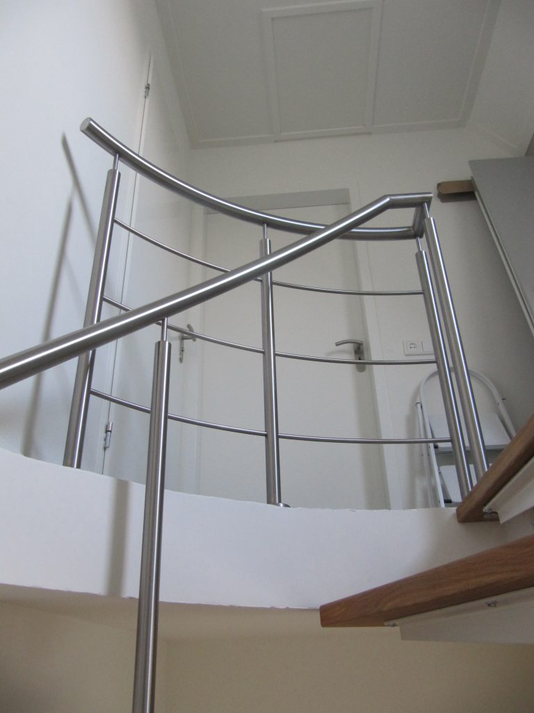 RVS spiltrapleuning op balusters met balustrade