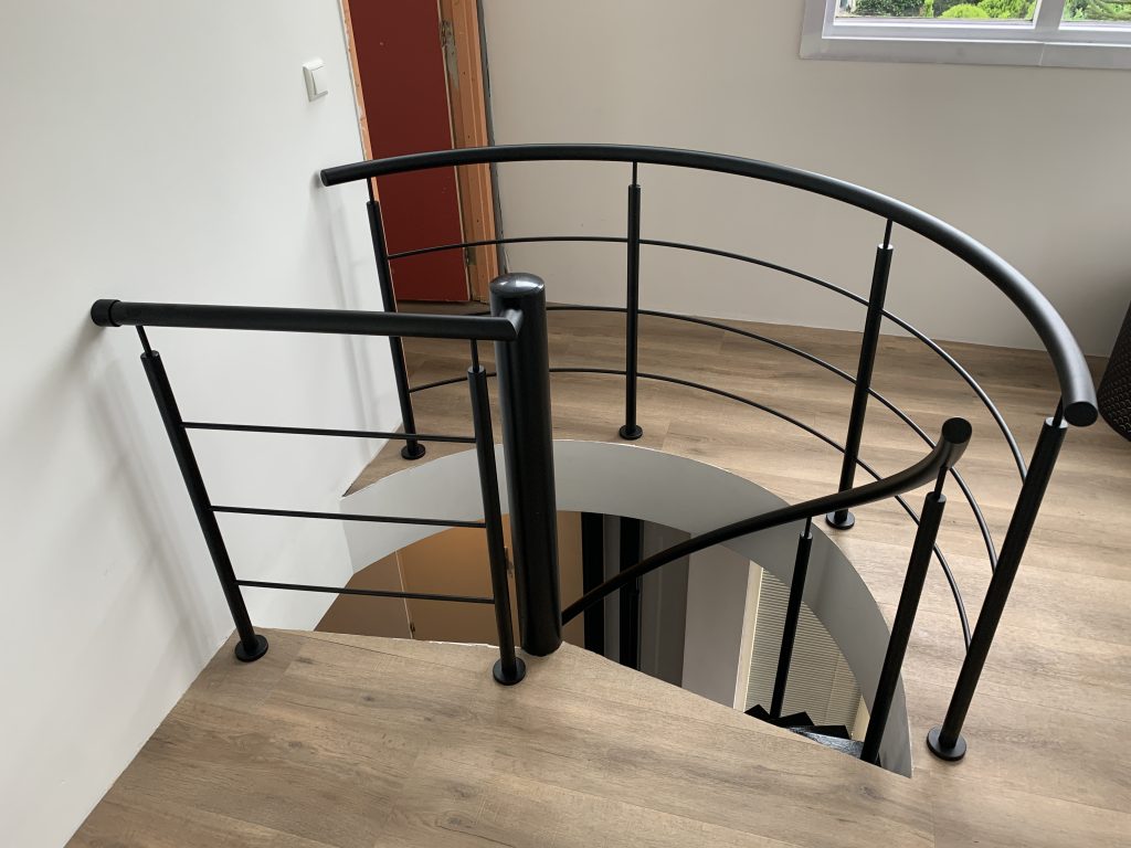 Zwarte-spiltrapleuning-met-balustrade-rond