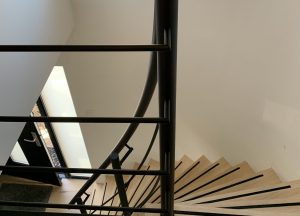 leuning zwart RVS schuin gemonteerd