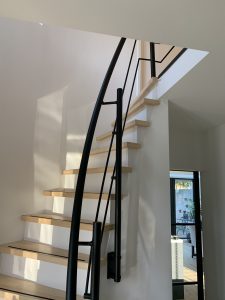 leuning zwart RVS schuin gemonteerd